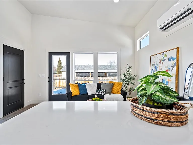 362 W London St — Photo 8
