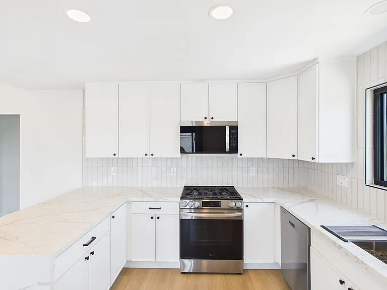 GS - 3129 Emerson — Photo 17