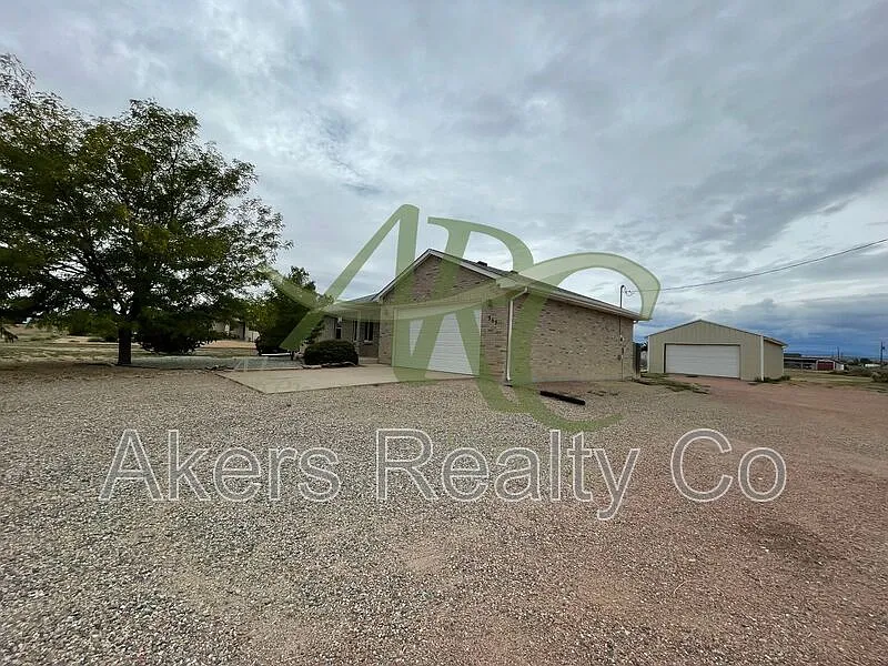 5 bed, 2.0 bath, 2404 sqft, $2,495 — Photo 2
