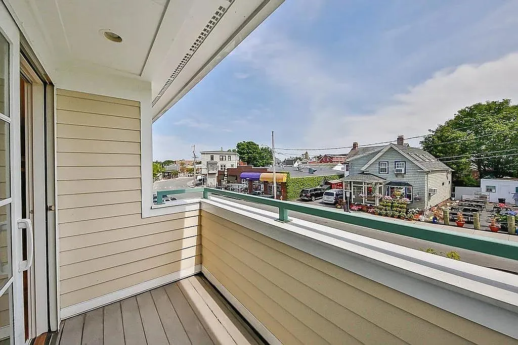 Railroad Ave, Gloucester — Photo 1