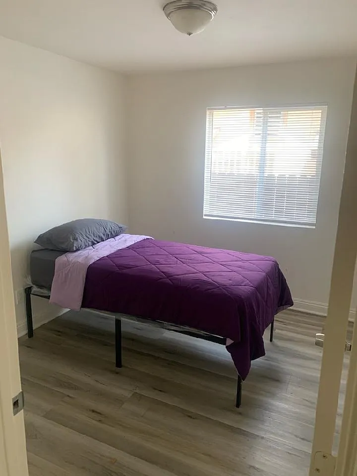 5 bed, 3.5 bath, 1700 sqft, $700 — Photo 2