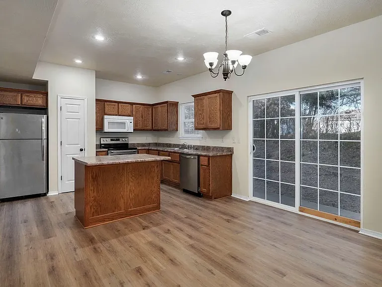 813 E Daniels St — Photo 3