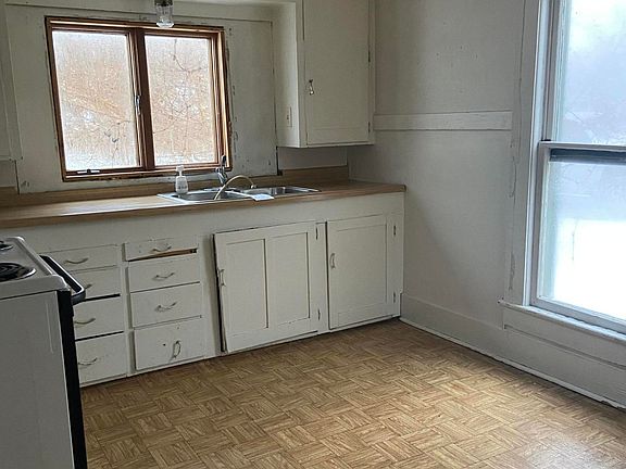 4th image of 501 W Railroad St