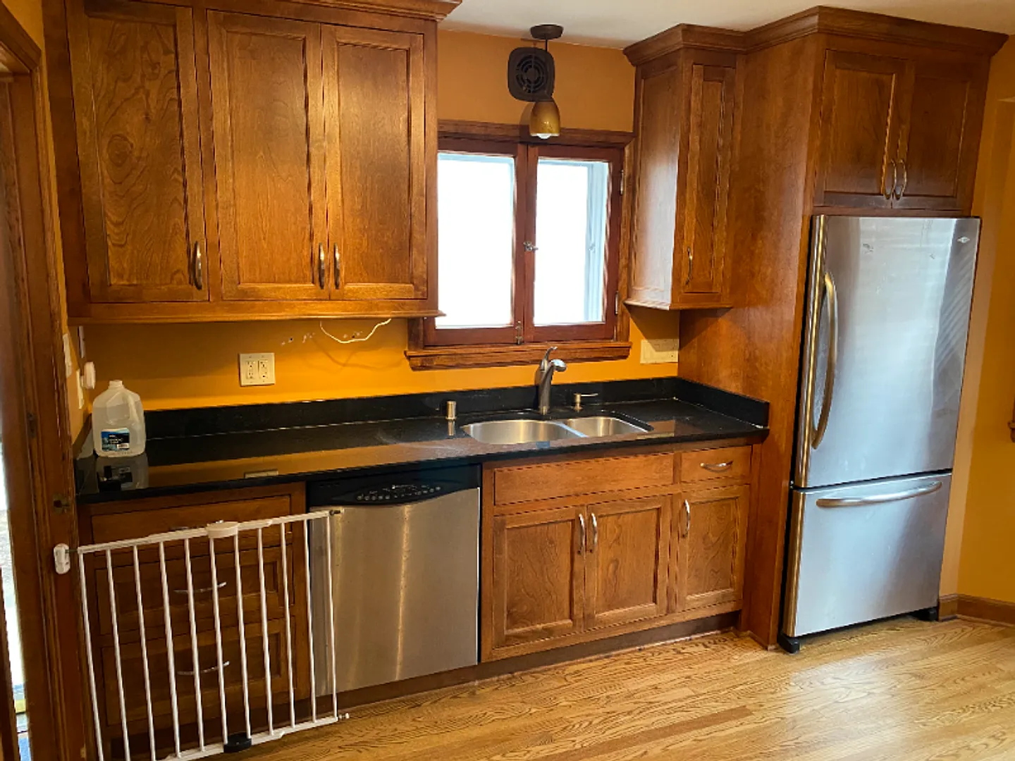 Spacious 3-Bedroom Wauwatosa Home with 2 Baths, In-Home Laundry & Pet-Friendly Living $2,575/Mont... — Photo 2