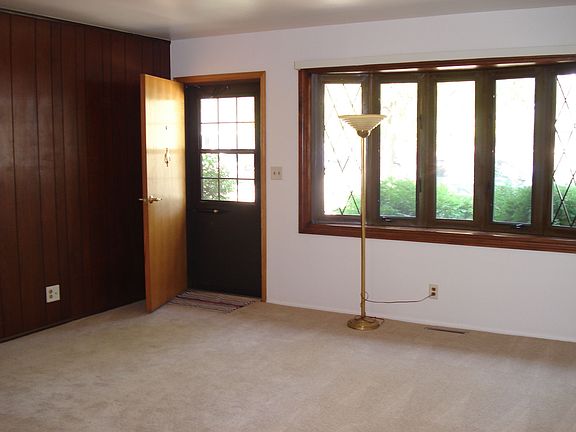 3rd image of 1735 Evans Ave