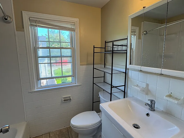 1164 Whitney Ave #J — Photo 8