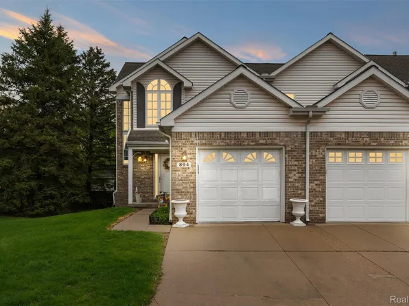 894 Natures Cove Ct, Wixom, MI 48393
