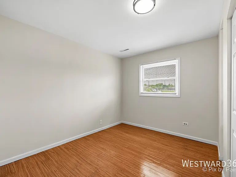 325 E Lake St — Photo 11
