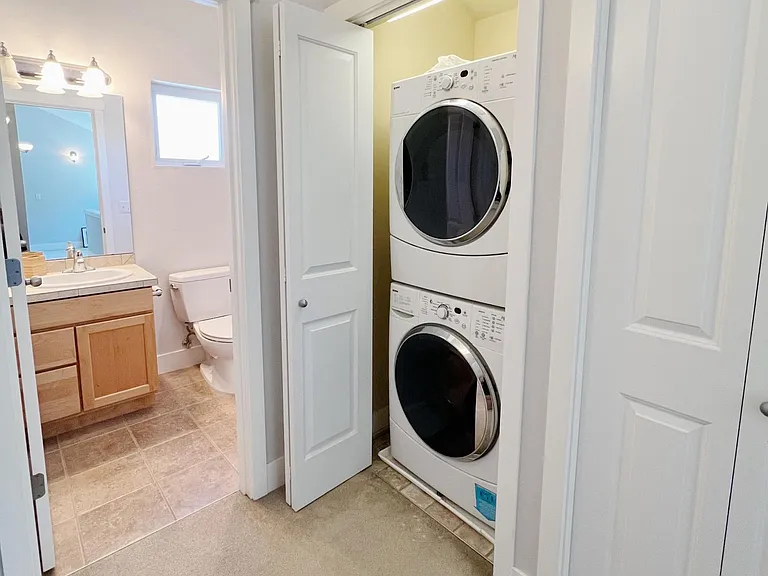 Washer/dryer (included) and linen closet