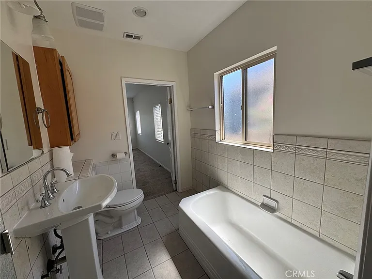 1052 W 25th St — Photo 15