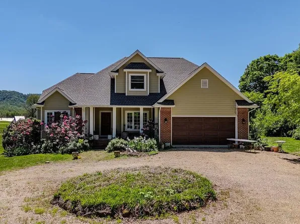 1296 Stoney Crk W, Nellysford, VA 22958