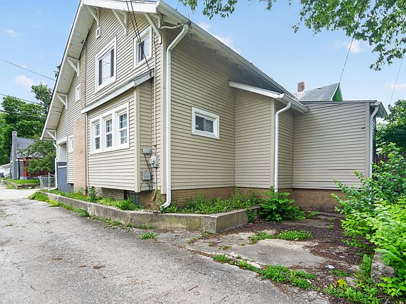 4th image of 815 E 40th St