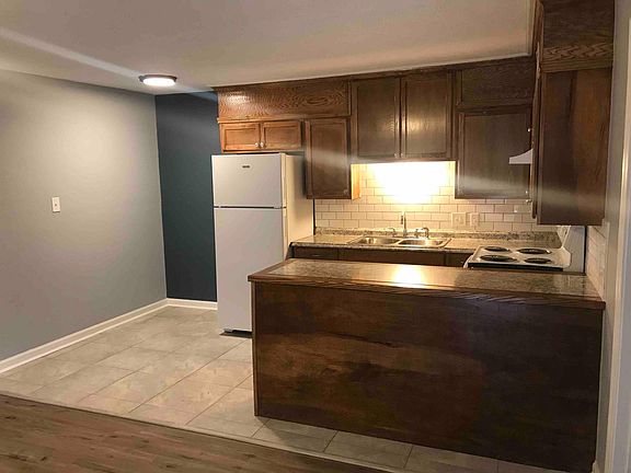 5th image of 911 University Ave #6