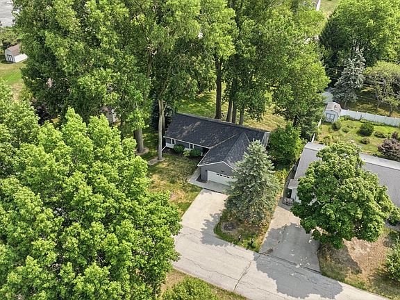 4th image of 1338 N Park Ln