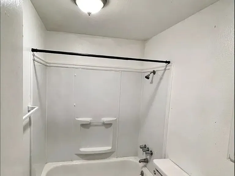 70 NW 4th St #4 — Photo 18