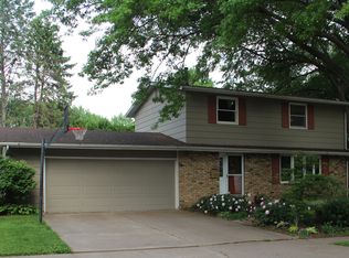 2633 Avalon Dr, Bettendorf, IA