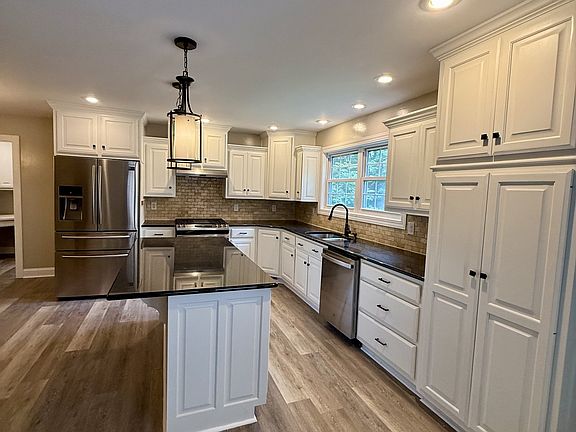 4th image of 6 Mason Ln