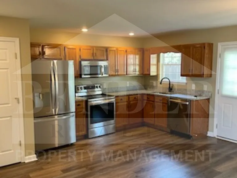 1732 31st St NE — Photo 2