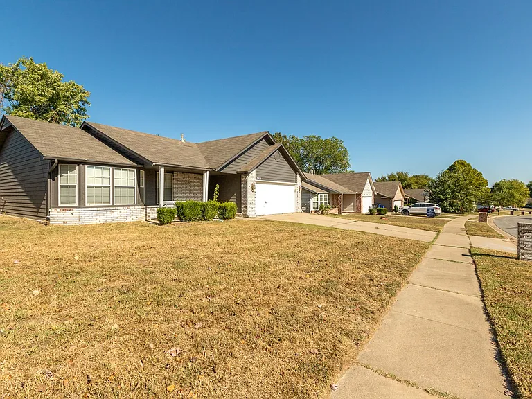 2412 W Natchez St — Photo 35