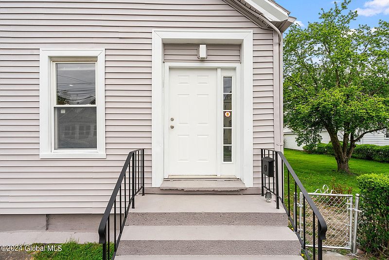 3rd image of 715 25th Street