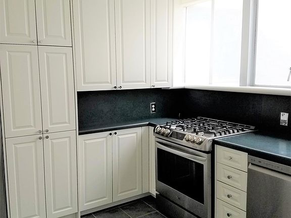 4th image of 2056 Jefferson St