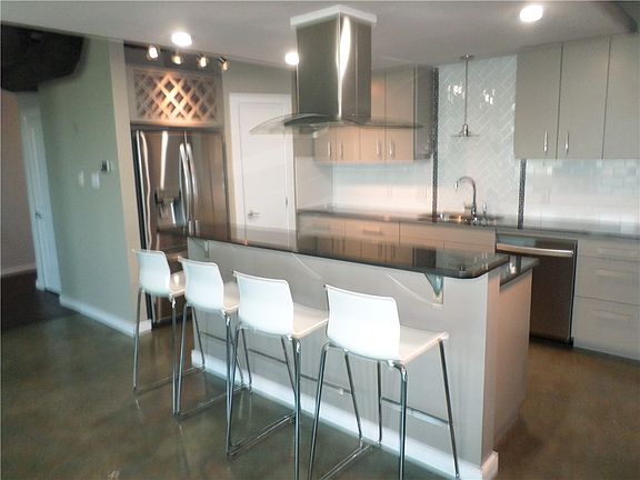 4th image of 901 N Upper Broadway St APT 306