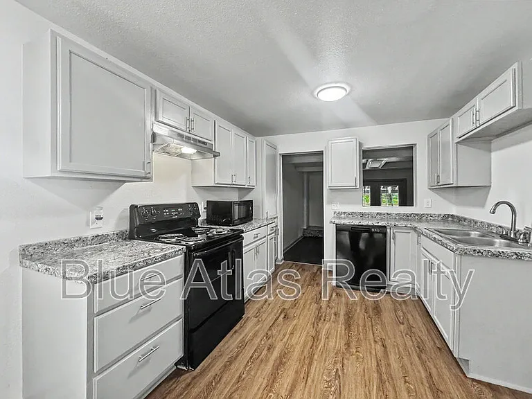 1714 NW Dallas St — Photo 5