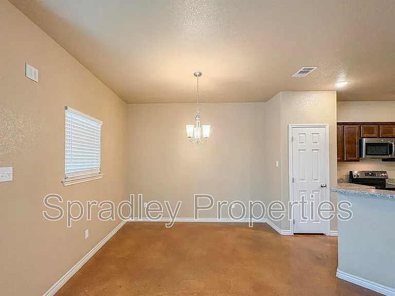 829 Laila Ln — Photo 3