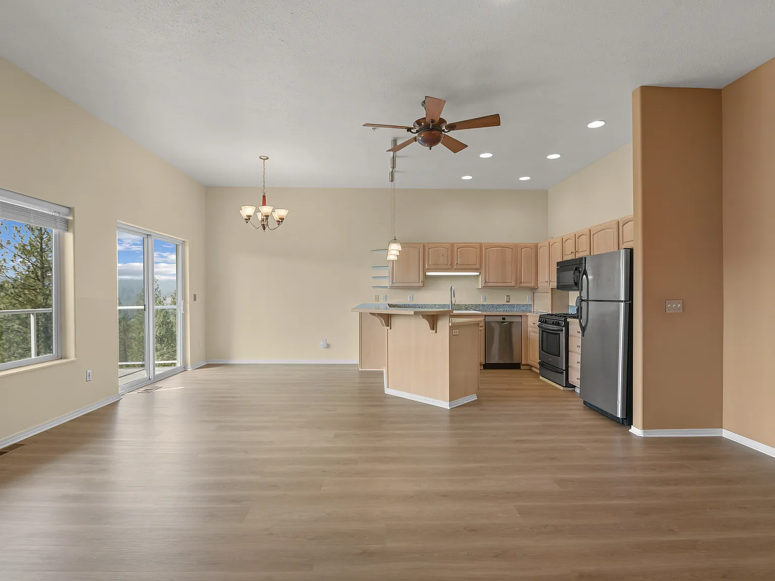 2 bed, 1396 sqft, $2,250 — Photo 4