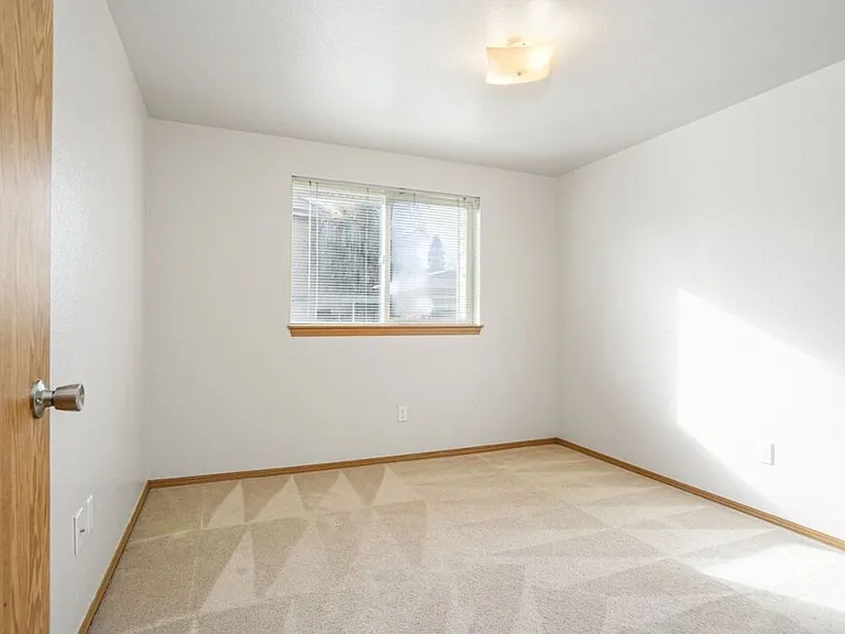 102-Mountain View Apts — Photo 22