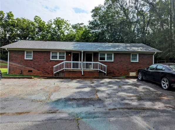 202 Kennemore St, Central, SC 29630