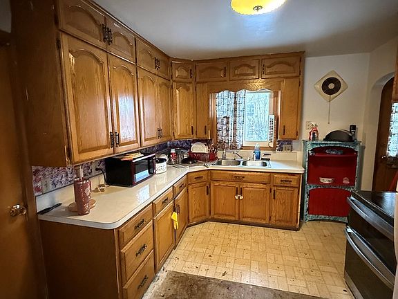 5th image of 327 Lawndale Ave
