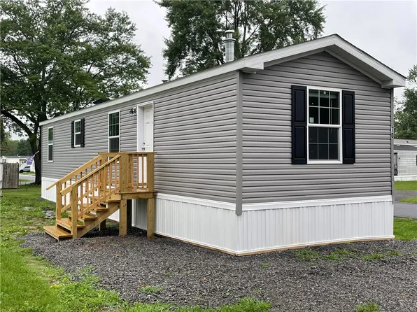 70 1st St, Farmington, NY 14425