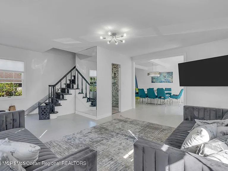 373 W Park Ave — Photo 3