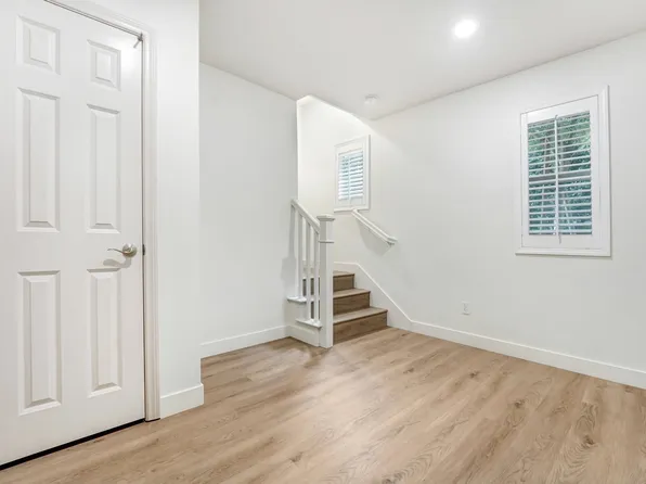 7209 N Chestnut Ln, Van Nuys, CA 91405