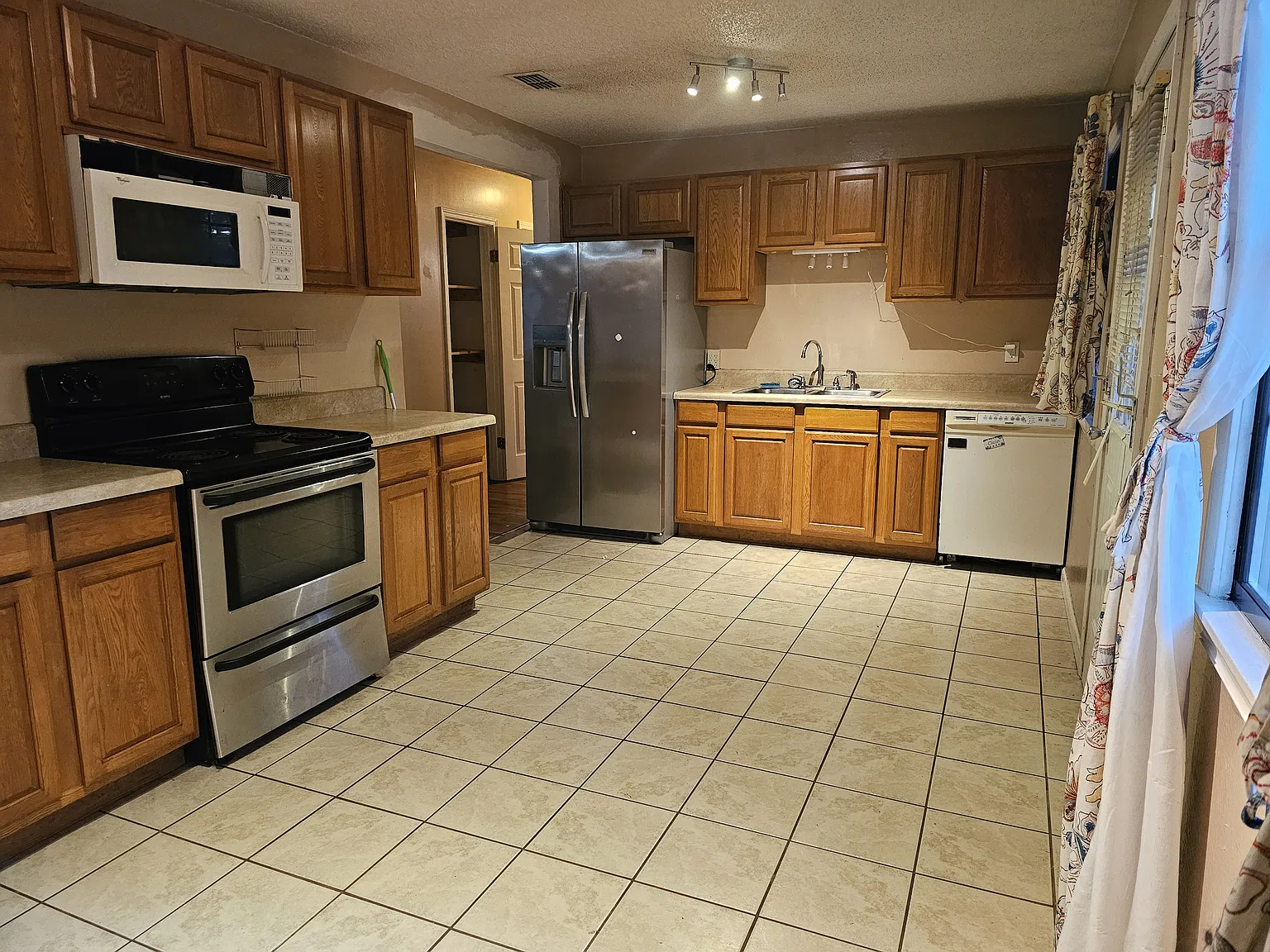 4 bed, 1172 sqft, $1,600 — Photo 1