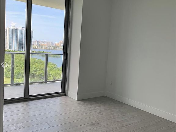 3rd image of 16385 Biscayne Blvd Unit 1203