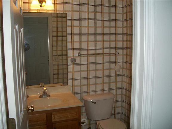 5th image of 46 Green Knoll Dr