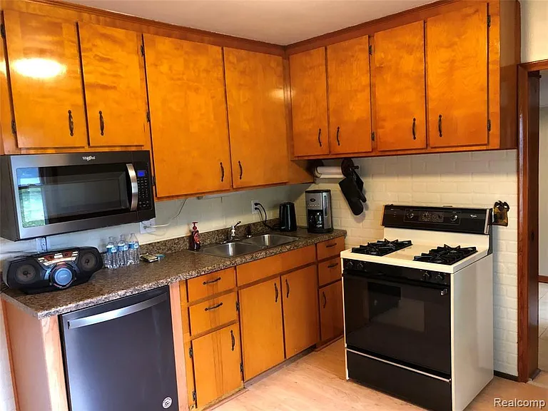 2111 W Forteen Mile Rd — Photo 19