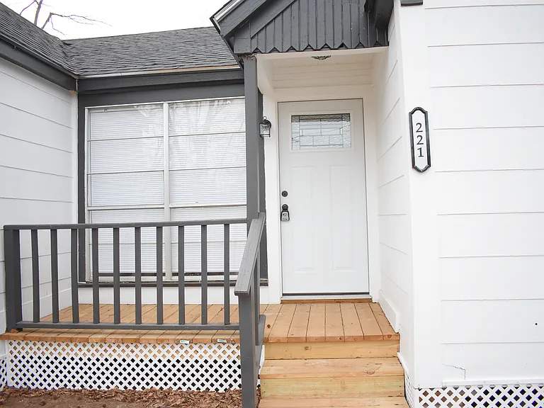 221 N Sanders St — Photo 30