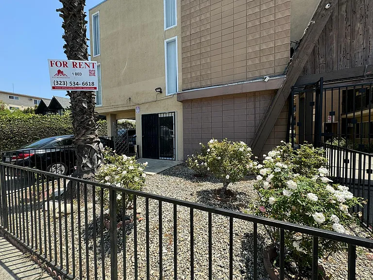 822 N Mariposa Ave — Photo 3