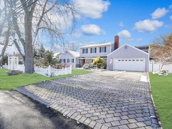 102 Wagstaff, West Islip, NY 11795