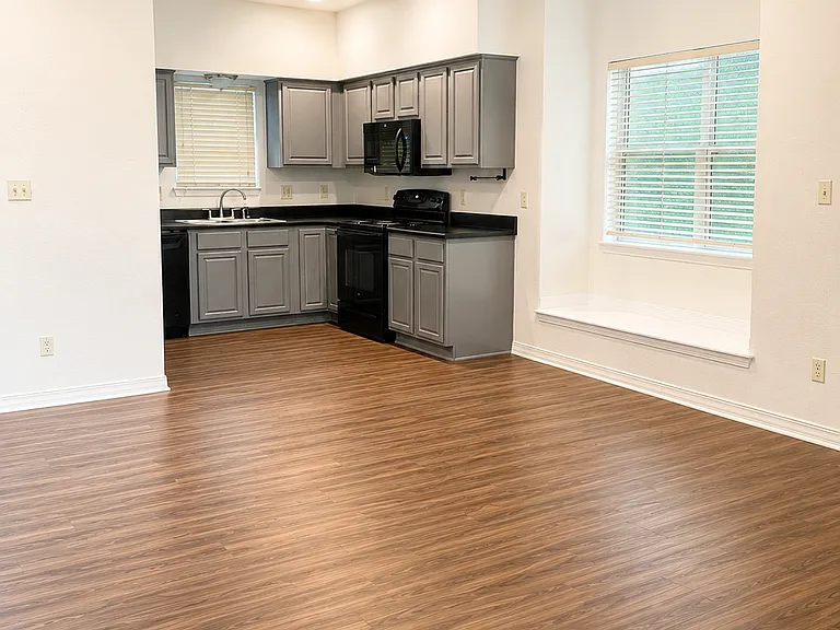 119 Desoto Center Dr — Photo 2