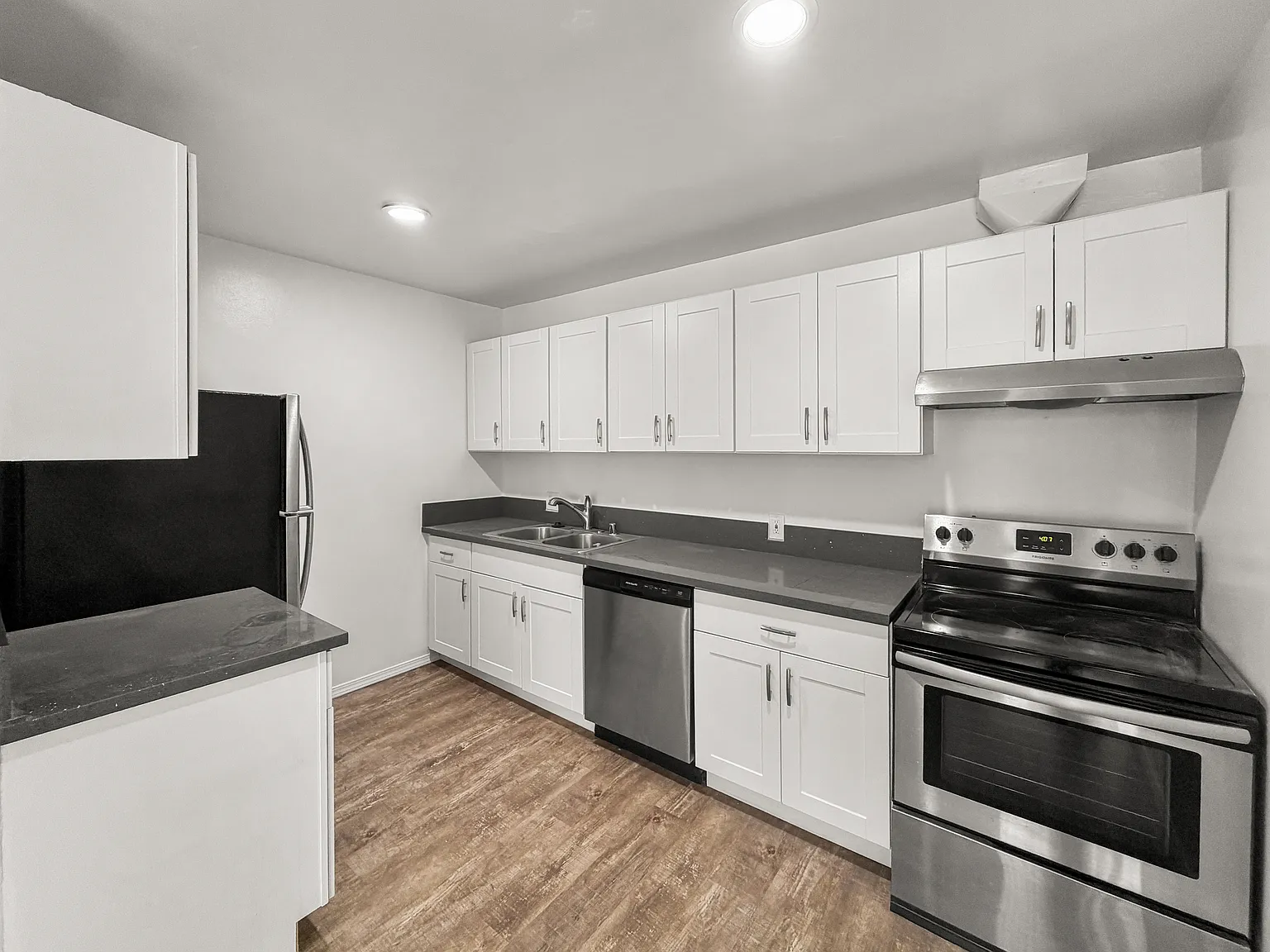 2210 N Beachwood Dr — Photo 4