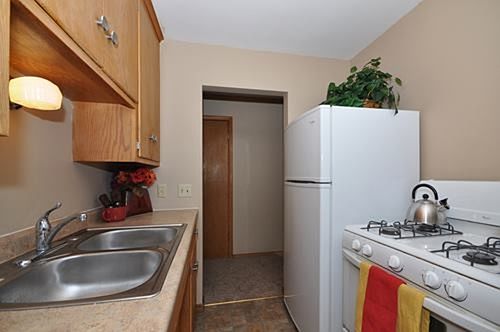 4th image of 212 W 65th St