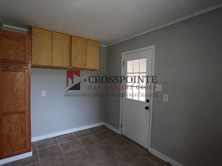 110 S Hunter St — Photo 15
