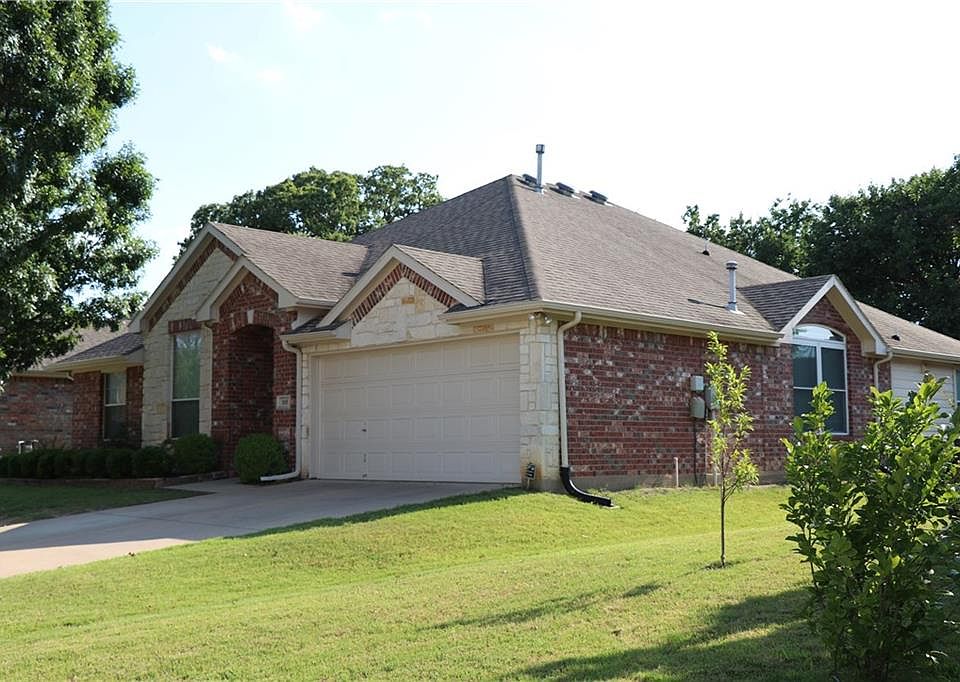1st image of 305 Hillcrest Dr
