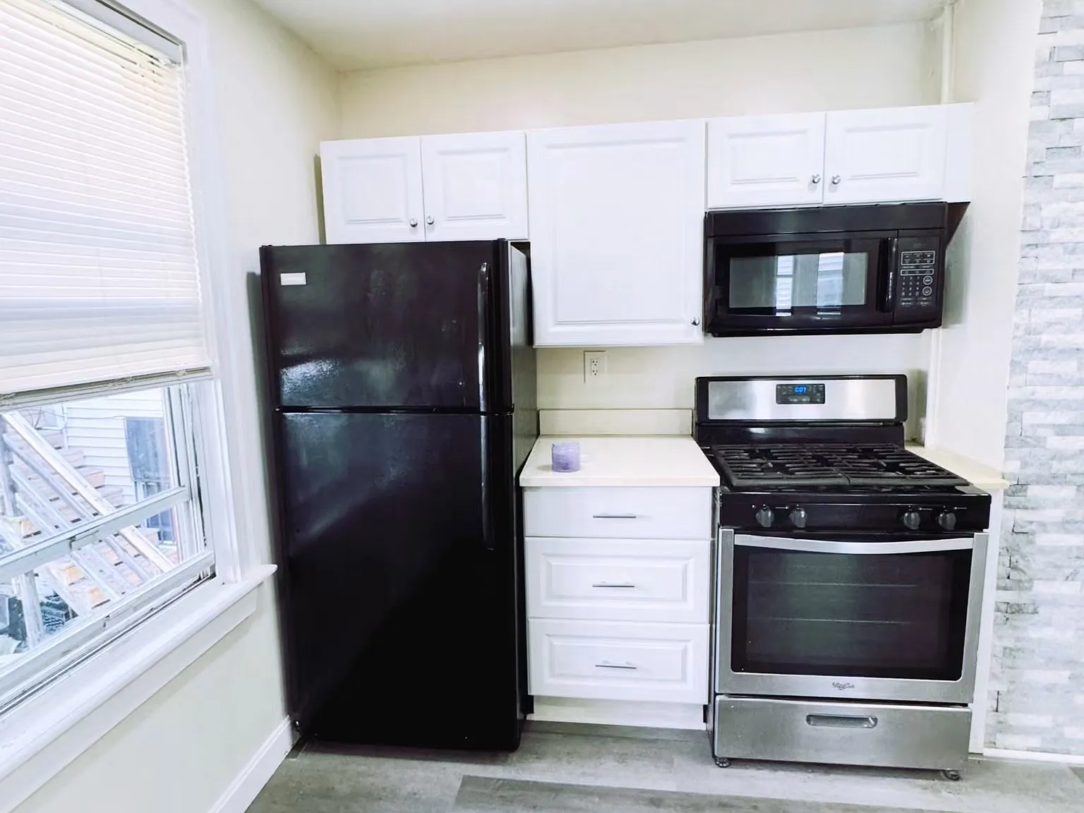 2 bed, 1.0 bath, $2,500 — Photo 2