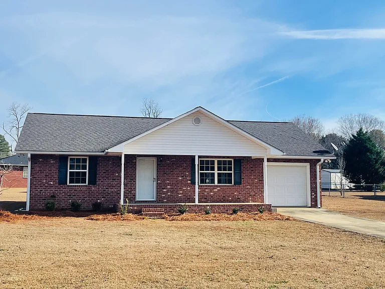 109 Lincoln Dr — Photo 1