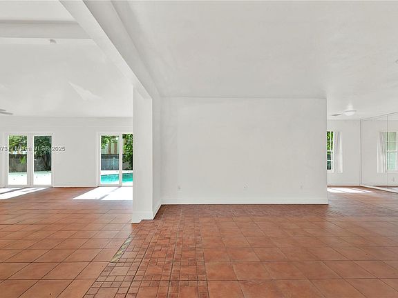 3rd image of 15820 Palmetto Club Dr